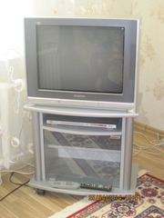 В комплекте телевизор Panasonic TX-25P90T,  тумбочка,  DVD Player BBK.